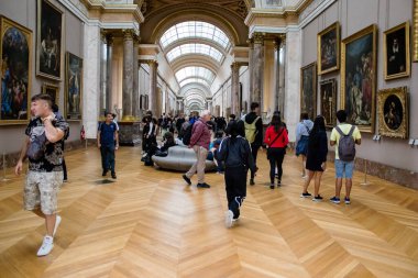 Paris, Fransa - 08 Eylül 2022 Dünyanın en büyük müzesi Louvre, sanat için ikonik bir yer, ziyaretçiler mermer heykellere ve usta resimlere hayran olmak için koridorlarda dolaşıyorlar.