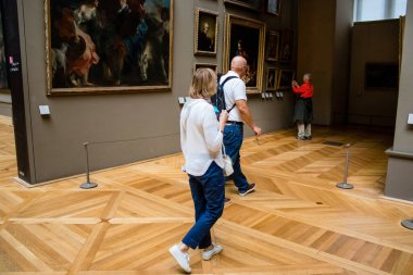 Paris, Fransa - 08 Eylül 2022 Dünyanın en büyük müzesi Louvre, sanat için ikonik bir yer, ziyaretçiler mermer heykellere ve usta resimlere hayran olmak için koridorlarda dolaşıyorlar.