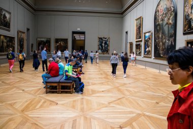 Paris, Fransa - 08 Eylül 2022 Dünyanın en büyük müzesi Louvre, sanat için ikonik bir yer, ziyaretçiler mermer heykellere ve usta resimlere hayran olmak için koridorlarda dolaşıyorlar.