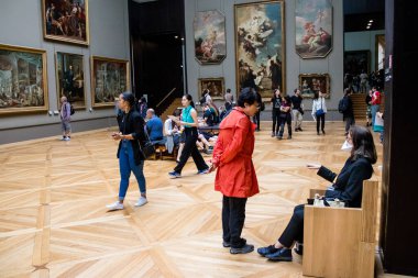 Paris, Fransa - 08 Eylül 2022 Dünyanın en büyük müzesi Louvre, sanat için ikonik bir yer, ziyaretçiler mermer heykellere ve usta resimlere hayran olmak için koridorlarda dolaşıyorlar.