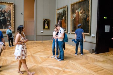 Paris, Fransa - 08 Eylül 2022 Dünyanın en büyük müzesi Louvre, sanat için ikonik bir yer, ziyaretçiler mermer heykellere ve usta resimlere hayran olmak için koridorlarda dolaşıyorlar.