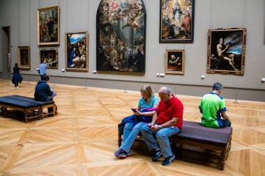 Paris, Fransa - 08 Eylül 2022 Dünyanın en büyük müzesi Louvre, sanat için ikonik bir yer, ziyaretçiler mermer heykellere ve usta resimlere hayran olmak için koridorlarda dolaşıyorlar.