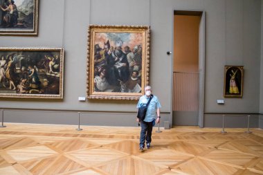 Paris, Fransa - 08 Eylül 2022 Dünyanın en büyük müzesi Louvre, sanat için ikonik bir yer, ziyaretçiler mermer heykellere ve usta resimlere hayran olmak için koridorlarda dolaşıyorlar.