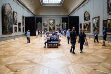 Paris, Fransa - 08 Eylül 2022 Dünyanın en büyük müzesi Louvre, sanat için ikonik bir yer, ziyaretçiler mermer heykellere ve usta resimlere hayran olmak için koridorlarda dolaşıyorlar.