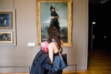 Paris, Fransa - 08 Eylül 2022 Dünyanın en büyük müzesi Louvre, sanat için ikonik bir yer, ziyaretçiler mermer heykellere ve usta resimlere hayran olmak için koridorlarda dolaşıyorlar.