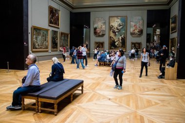 Paris, Fransa - 08 Eylül 2022 Dünyanın en büyük müzesi Louvre, sanat için ikonik bir yer, ziyaretçiler mermer heykellere ve usta resimlere hayran olmak için koridorlarda dolaşıyorlar.