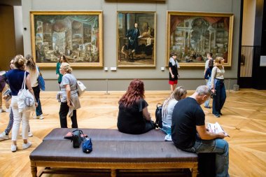 Paris, Fransa - 08 Eylül 2022 Dünyanın en büyük müzesi Louvre, sanat için ikonik bir yer, ziyaretçiler mermer heykellere ve usta resimlere hayran olmak için koridorlarda dolaşıyorlar.