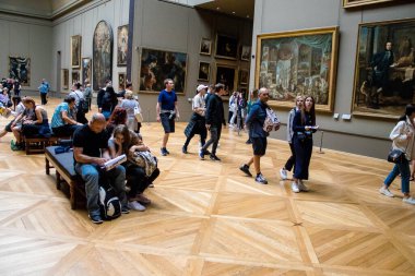 Paris, Fransa - 08 Eylül 2022 Dünyanın en büyük müzesi Louvre, sanat için ikonik bir yer, ziyaretçiler mermer heykellere ve usta resimlere hayran olmak için koridorlarda dolaşıyorlar.