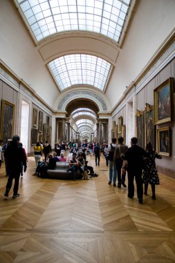 Paris, Fransa - 08 Eylül 2022 Dünyanın en büyük müzesi Louvre, sanat için ikonik bir yer, ziyaretçiler mermer heykellere ve usta resimlere hayran olmak için koridorlarda dolaşıyorlar.