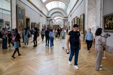Paris, Fransa - 08 Eylül 2022 Dünyanın en büyük müzesi Louvre, sanat için ikonik bir yer, ziyaretçiler mermer heykellere ve usta resimlere hayran olmak için koridorlarda dolaşıyorlar.
