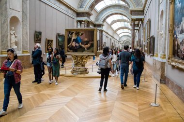 Paris, Fransa - 08 Eylül 2022 Dünyanın en büyük müzesi Louvre, sanat için ikonik bir yer, ziyaretçiler mermer heykellere ve usta resimlere hayran olmak için koridorlarda dolaşıyorlar.