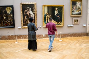 Paris, Fransa - 08 Eylül 2022 Dünyanın en büyük müzesi Louvre, sanat için ikonik bir yer, ziyaretçiler mermer heykellere ve usta resimlere hayran olmak için koridorlarda dolaşıyorlar.