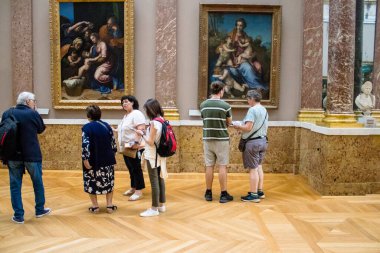 Paris, Fransa - 08 Eylül 2022 Dünyanın en büyük müzesi Louvre, sanat için ikonik bir yer, ziyaretçiler mermer heykellere ve usta resimlere hayran olmak için koridorlarda dolaşıyorlar.