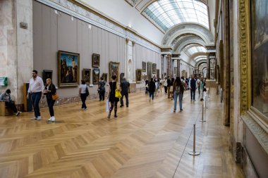 Paris, Fransa - 08 Eylül 2022 Dünyanın en büyük müzesi Louvre, sanat için ikonik bir yer, ziyaretçiler mermer heykellere ve usta resimlere hayran olmak için koridorlarda dolaşıyorlar.