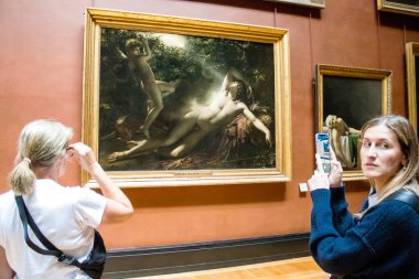 Paris, Fransa - 08 Eylül 2022 Dünyanın en büyük müzesi Louvre, sanat için ikonik bir yer, ziyaretçiler mermer heykellere ve usta resimlere hayran olmak için koridorlarda dolaşıyorlar.