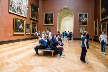Paris, Fransa - 08 Eylül 2022 Dünyanın en büyük müzesi Louvre, sanat için ikonik bir yer, ziyaretçiler mermer heykellere ve usta resimlere hayran olmak için koridorlarda dolaşıyorlar.