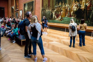 Paris, Fransa - 08 Eylül 2022 Dünyanın en büyük müzesi Louvre, sanat için ikonik bir yer, ziyaretçiler mermer heykellere ve usta resimlere hayran olmak için koridorlarda dolaşıyorlar.