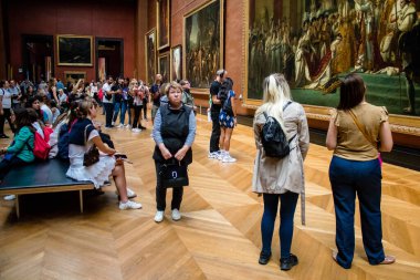 Paris, Fransa - 08 Eylül 2022 Dünyanın en büyük müzesi Louvre, sanat için ikonik bir yer, ziyaretçiler mermer heykellere ve usta resimlere hayran olmak için koridorlarda dolaşıyorlar.