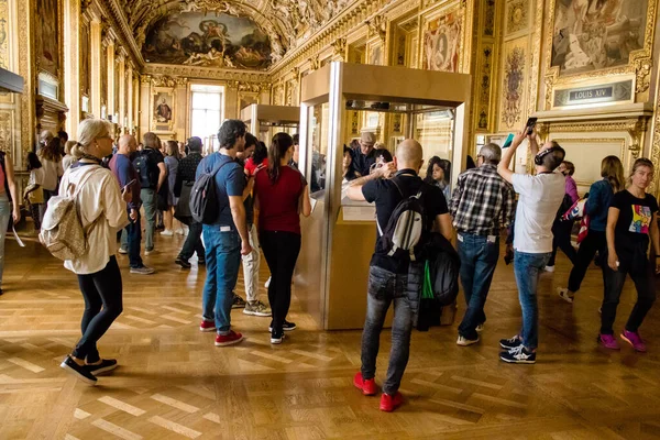 Paris, Fransa - 08 Eylül 2022 Dünyanın en büyük müzesi Louvre, sanat için ikonik bir yer, ziyaretçiler mermer heykellere ve usta resimlere hayran olmak için koridorlarda dolaşıyorlar.