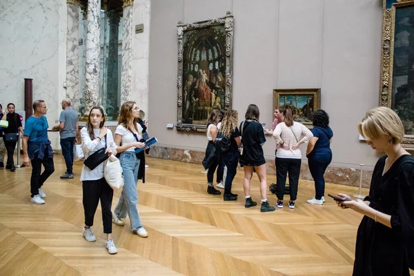 フランス 9月08 2022世界最大の美術館であるルーブル美術館は 芸術の象徴的な場所であり 訪問者は大理石の彫刻やマスター絵画を鑑賞するために通路をさまよう — ストック写真