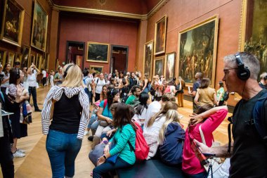 Paris, Fransa - 08 Eylül 2022 Dünyanın en büyük müzesi Louvre, sanat için ikonik bir yer, ziyaretçiler mermer heykellere ve usta resimlere hayran olmak için koridorlarda dolaşıyorlar.