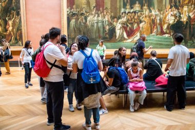 Paris, Fransa - 08 Eylül 2022 Dünyanın en büyük müzesi Louvre, sanat için ikonik bir yer, ziyaretçiler mermer heykellere ve usta resimlere hayran olmak için koridorlarda dolaşıyorlar.