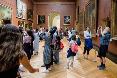 Paris, Fransa - 08 Eylül 2022 Dünyanın en büyük müzesi Louvre, sanat için ikonik bir yer, ziyaretçiler mermer heykellere ve usta resimlere hayran olmak için koridorlarda dolaşıyorlar.