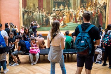 Paris, Fransa - 08 Eylül 2022 Dünyanın en büyük müzesi Louvre, sanat için ikonik bir yer, ziyaretçiler mermer heykellere ve usta resimlere hayran olmak için koridorlarda dolaşıyorlar.