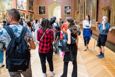 Paris, Fransa - 08 Eylül 2022 Dünyanın en büyük müzesi Louvre, sanat için ikonik bir yer, ziyaretçiler mermer heykellere ve usta resimlere hayran olmak için koridorlarda dolaşıyorlar.