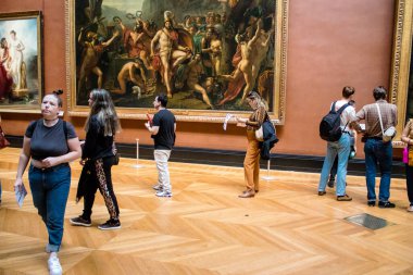 Paris, Fransa - 08 Eylül 2022 Dünyanın en büyük müzesi Louvre, sanat için ikonik bir yer, ziyaretçiler mermer heykellere ve usta resimlere hayran olmak için koridorlarda dolaşıyorlar.