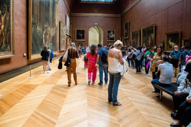 Paris, Fransa - 08 Eylül 2022 Dünyanın en büyük müzesi Louvre, sanat için ikonik bir yer, ziyaretçiler mermer heykellere ve usta resimlere hayran olmak için koridorlarda dolaşıyorlar.