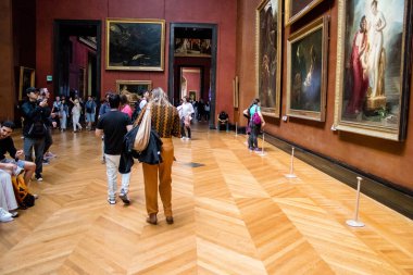 Paris, Fransa - 08 Eylül 2022 Dünyanın en büyük müzesi Louvre, sanat için ikonik bir yer, ziyaretçiler mermer heykellere ve usta resimlere hayran olmak için koridorlarda dolaşıyorlar.