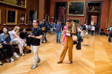 Paris, Fransa - 08 Eylül 2022 Dünyanın en büyük müzesi Louvre, sanat için ikonik bir yer, ziyaretçiler mermer heykellere ve usta resimlere hayran olmak için koridorlarda dolaşıyorlar.