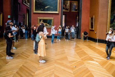 Paris, Fransa - 08 Eylül 2022 Dünyanın en büyük müzesi Louvre, sanat için ikonik bir yer, ziyaretçiler mermer heykellere ve usta resimlere hayran olmak için koridorlarda dolaşıyorlar.