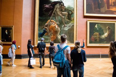 Paris, Fransa - 08 Eylül 2022 Dünyanın en büyük müzesi Louvre, sanat için ikonik bir yer, ziyaretçiler mermer heykellere ve usta resimlere hayran olmak için koridorlarda dolaşıyorlar.