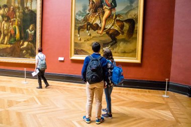 Paris, Fransa - 08 Eylül 2022 Dünyanın en büyük müzesi Louvre, sanat için ikonik bir yer, ziyaretçiler mermer heykellere ve usta resimlere hayran olmak için koridorlarda dolaşıyorlar.