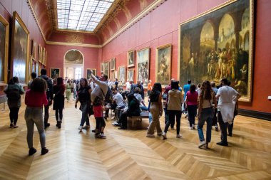 Paris, Fransa - 08 Eylül 2022 Dünyanın en büyük müzesi Louvre, sanat için ikonik bir yer, ziyaretçiler mermer heykellere ve usta resimlere hayran olmak için koridorlarda dolaşıyorlar.