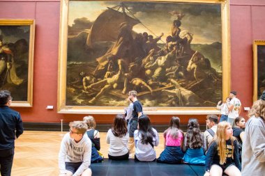Paris, Fransa - 08 Eylül 2022 Dünyanın en büyük müzesi Louvre, sanat için ikonik bir yer, ziyaretçiler mermer heykellere ve usta resimlere hayran olmak için koridorlarda dolaşıyorlar.