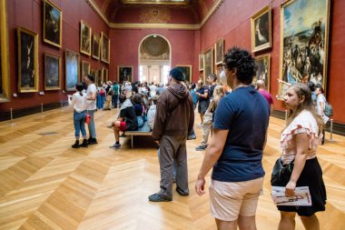 Paris, Fransa - 08 Eylül 2022 Dünyanın en büyük müzesi Louvre, sanat için ikonik bir yer, ziyaretçiler mermer heykellere ve usta resimlere hayran olmak için koridorlarda dolaşıyorlar.