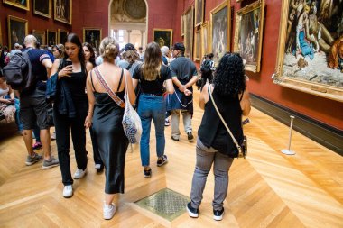 Paris, Fransa - 08 Eylül 2022 Dünyanın en büyük müzesi Louvre, sanat için ikonik bir yer, ziyaretçiler mermer heykellere ve usta resimlere hayran olmak için koridorlarda dolaşıyorlar.