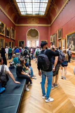 Paris, Fransa - 08 Eylül 2022 Dünyanın en büyük müzesi Louvre, sanat için ikonik bir yer, ziyaretçiler mermer heykellere ve usta resimlere hayran olmak için koridorlarda dolaşıyorlar.