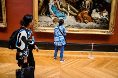 Paris, Fransa - 08 Eylül 2022 Dünyanın en büyük müzesi Louvre, sanat için ikonik bir yer, ziyaretçiler mermer heykellere ve usta resimlere hayran olmak için koridorlarda dolaşıyorlar.