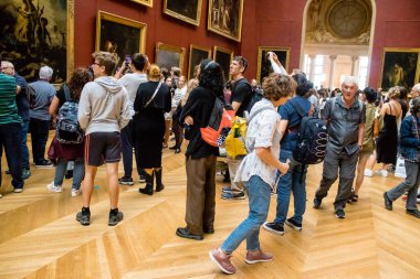 Paris, Fransa - 08 Eylül 2022 Dünyanın en büyük müzesi Louvre, sanat için ikonik bir yer, ziyaretçiler mermer heykellere ve usta resimlere hayran olmak için koridorlarda dolaşıyorlar.