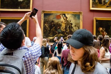 Paris, Fransa - 08 Eylül 2022 Dünyanın en büyük müzesi Louvre, sanat için ikonik bir yer, ziyaretçiler mermer heykellere ve usta resimlere hayran olmak için koridorlarda dolaşıyorlar.