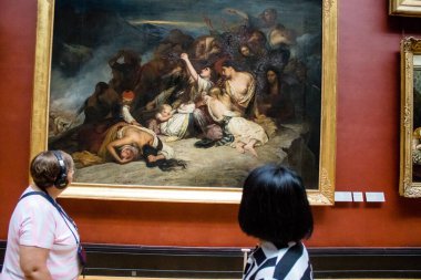 Paris, Fransa - 08 Eylül 2022 Dünyanın en büyük müzesi Louvre, sanat için ikonik bir yer, ziyaretçiler mermer heykellere ve usta resimlere hayran olmak için koridorlarda dolaşıyorlar.