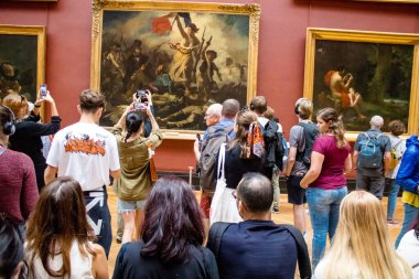 Paris, Fransa - 08 Eylül 2022 Dünyanın en büyük müzesi Louvre, sanat için ikonik bir yer, ziyaretçiler mermer heykellere ve usta resimlere hayran olmak için koridorlarda dolaşıyorlar.
