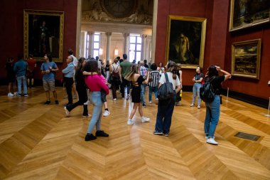 Paris, Fransa - 08 Eylül 2022 Dünyanın en büyük müzesi Louvre, sanat için ikonik bir yer, ziyaretçiler mermer heykellere ve usta resimlere hayran olmak için koridorlarda dolaşıyorlar.