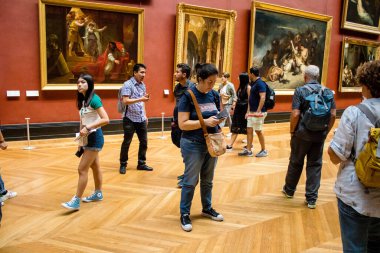 Paris, Fransa - 08 Eylül 2022 Dünyanın en büyük müzesi Louvre, sanat için ikonik bir yer, ziyaretçiler mermer heykellere ve usta resimlere hayran olmak için koridorlarda dolaşıyorlar.