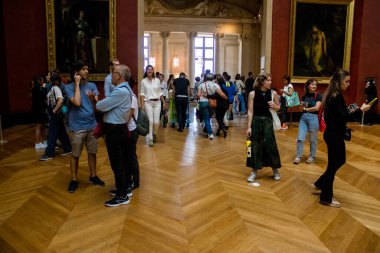 Paris, Fransa - 08 Eylül 2022 Dünyanın en büyük müzesi Louvre, sanat için ikonik bir yer, ziyaretçiler mermer heykellere ve usta resimlere hayran olmak için koridorlarda dolaşıyorlar.