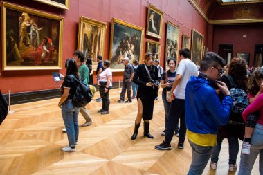 Paris, Fransa - 08 Eylül 2022 Dünyanın en büyük müzesi Louvre, sanat için ikonik bir yer, ziyaretçiler mermer heykellere ve usta resimlere hayran olmak için koridorlarda dolaşıyorlar.